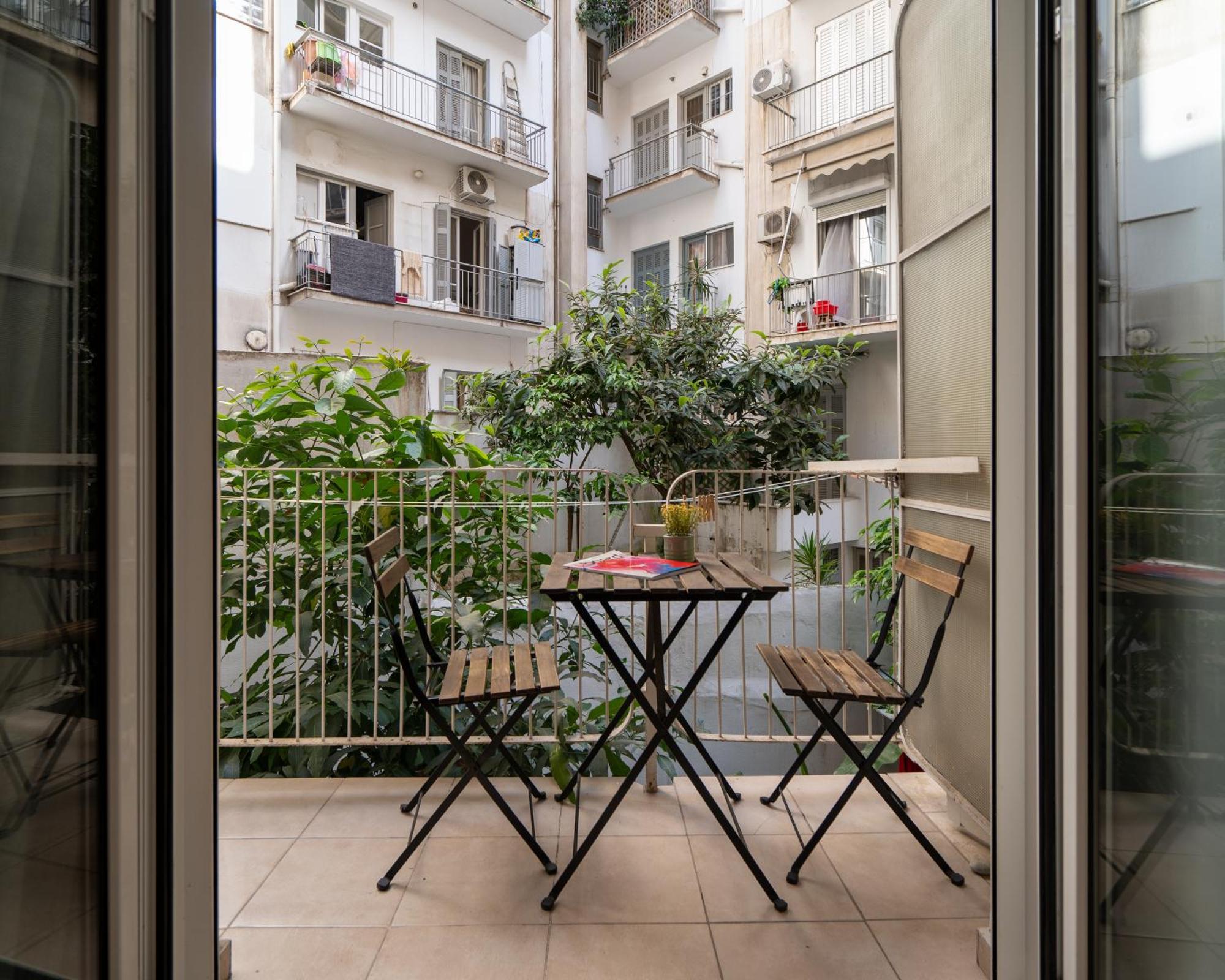 Ideally Located Apartment In Central Афины Экстерьер фото